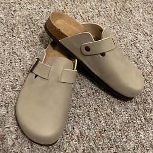 NWOT | Tan Clogs | 8
